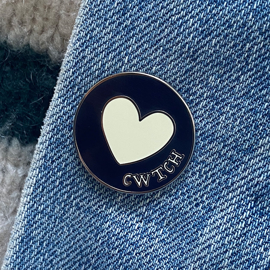 Welsh Pin - Cwtch - Hug